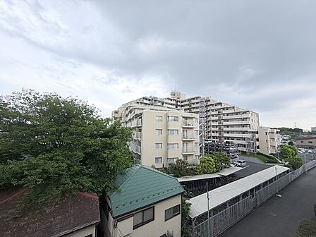 窓から眺める風景は一日の疲れを癒すヒーリングを奏でる、心地の良い時間を演出してくれます。室内も重要ですが、周りの環境もマイホーム選びの大事なポイント 