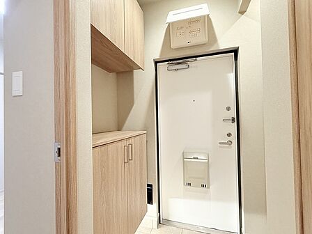 明るく開放的な玄関、靴の脱ぎ履きもしやすく、収納も豊富でご家族皆様の靴をスッキリ収納できます。 