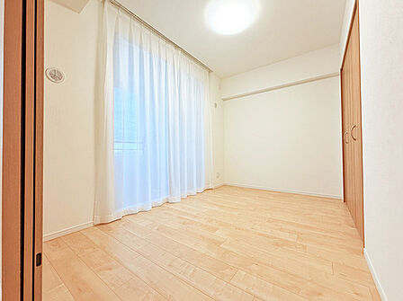 ゆとりある寝室、陽光が入りやすく朝の目覚めも気持ち良く起こしてくれます。