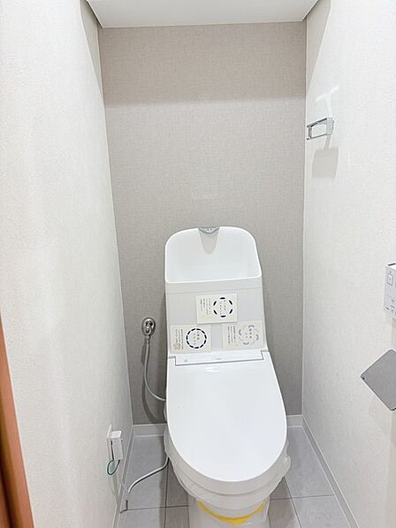 ウォシュレット機能付きのトイレ。収納もあり実用性も兼ね備えた造り。