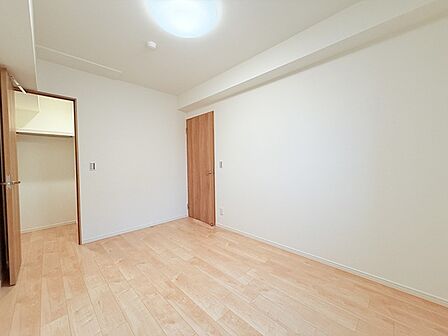 今からここを誰のお部屋にしようか、そんな洋室。大きさは6帖です。