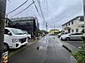 外観：前面道路は広く、駐車がしやすいです。駐車スペース2台分ございます。 