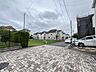 外観：戸建てが立ち並ぶ静かな住宅街。四季折々の移り変わりを感じながら自然と楽しみ、暮らす、そんな毎日を日々の中で感じられる住環境 