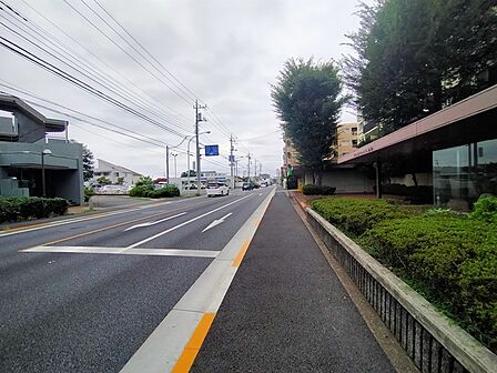 ゆとりある幅員が確保された前面道路は歩道がしっかりと整備されており毎日のスムーズな移動を心地よくサポートしてくれます