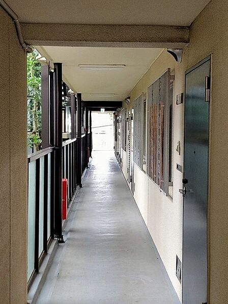 落ち着いた色合いでまとめられた共用廊下は、日常の動線を静かに整え、心地よいプライベートへの期待感を高めてくれます