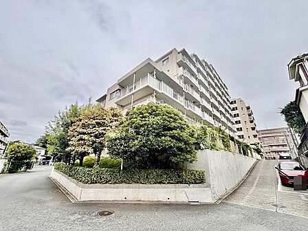 南側のお部屋から出入りできる、奥行きのあるワイドバルコニー。心地よい陽射しと暖かな風を楽しむことが出来ます。