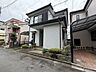 外観：戸建てが立ち並ぶ静かな住宅街。四季折々の移り変わりを感じながら自然と楽しみ、暮らす、そんな毎日を日々の中で感じられる住環境 