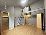 子供部屋：部屋の上部にはゆったりとしたロフトがありお子様のお楽しみスペースとしても収納スペースとして活用いただけけます。 