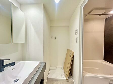 使い勝手の良い洗面台、窓があることで換気もしやすく清潔感のある空間を保てます。