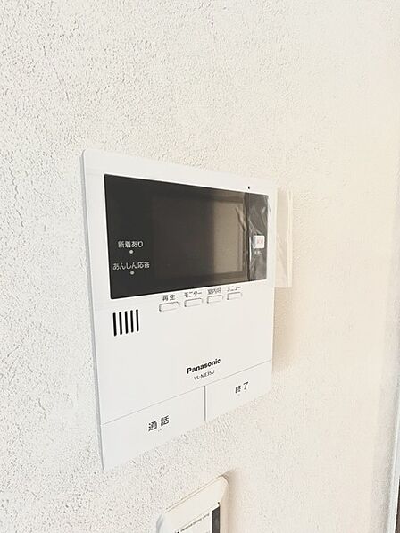 録画機能もあり、どのような人が何時に来訪されたのかが分かります。防犯上はもちろん、お届け物などの把握にも便利です。ライトが付いているので、夜間でも安心です。