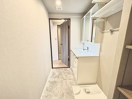 ゆとりの洗面スペースで朝の身支度もスムーズに行えます。