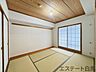 和室：大きな開口部から明るい光が差し込む、日中の室内の明るさがこの部屋の魅力です。 