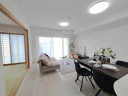 LDK:14.3帖 大きな開口部から明るい光が差し込むリビング。日中の室内の明るさがこの部屋の魅力です。