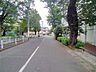 外観：豊かな緑と落ち着いた街並みに寄り添う前面道路は、穏やかな日常の時間を育む心地よい空間が広がっています 
