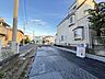 外観：落ち着いた住宅街の一角に位置し、ゆとりある敷地が日々の暮らしに心地よさをもたらします 
