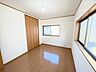 室内：2面採光を確保した明るい室内は、爽やかな風を感じる居心地の良い空間です。 