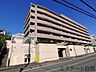 外観：商業施設が徒歩圏内に充実、日々のお買い物も安心な環境です。 