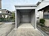 駐車場：雨風をしのげるガレージ付き