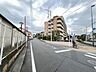 外観：商業施設が徒歩圏内に充実、日々のお買い物も安心な環境です。 