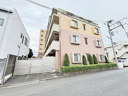 両面道路に面したマンションです。駐車場や駐輪場は車通りのある方の道ではない為、安心して駐車可能です。