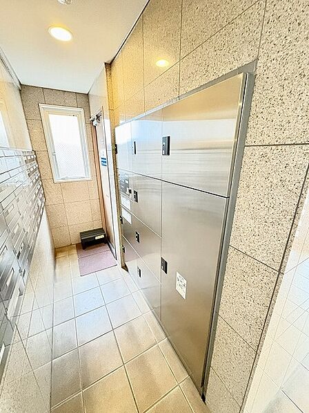共働き世帯や留守時に嬉しい宅配ボックス付き
