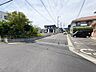 外観：6m幅員の道路に面しておりお車の運転が苦手な方でも安心して出入りいただけます。 