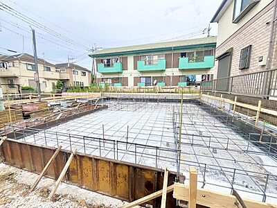 外観：戸建てが立ち並ぶ静かな住宅街。四季折々の移り変わりを感じながら自然と楽しみ、暮らす、そんな毎日を日々の中で感じられる住環境 