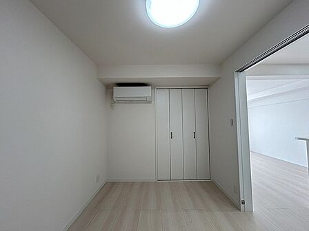 今からここを誰のお部屋にしようか、そんな洋室。