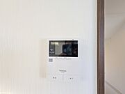 来客が一目で分かるカラーモニターインターフォン付き。 