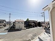 前面の住まいとの距離感があるから、圧迫感を感じません。 
