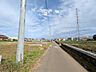 外観：幅員の狭い道ですが、車通りの少ない住宅街に立地してます。 
