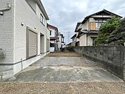 セカンドカーにも便利、駐車2台可の敷地。 