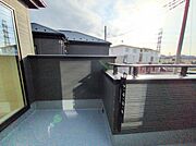 ゆとりの広さを確保したバルコニー。お布団を干すのも、この広さならラクラク。 