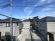 幹線道路から1本入った現地は、想像以上に静かに感じられます。 