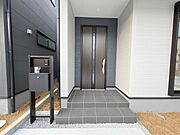 この扉を開けると、新築の木の匂いが待ってます。 