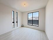 南向きの大きな窓から、たっぷりの陽射しが射し込みますね。 