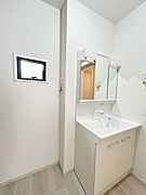 お出かけ前の身だしなみに一歩差がつく三面鏡。 