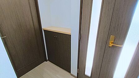 シンプルなデザインの玄関収納。 