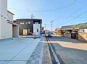 駐車が苦手な方にも嬉しい、前面6ｍ道路に面した住まい。 