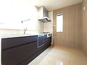 リビングで遊ぶお子様を見守りながらお料理ができる、対面キッチン。 
