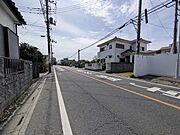 駐車が苦手な方にも嬉しい、前面8ｍ道路に面した住まい。 