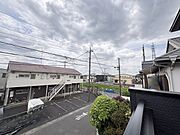 あたりには住宅を中心とした建物が広がります。 