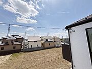 あたりには住宅を中心とした建物が広がります。 