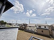 前面の住まいとの距離感があるから、圧迫感を感じません。 
