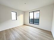 バルコニーからはたっぷりと太陽の光が舞い込みます。 