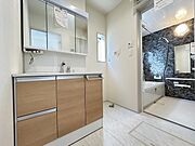 収納豊富な三面鏡付洗面化粧台。水回りのあれこれがキレイに収まりそうですね。 