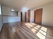 木の温もりと心地よい光が広がる、穏やかな空間。