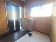 温かみのある木調と、窓から注ぐ心地よい光が調和する空間。