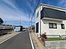 外観：澄んだ青空の下、穏やかな時間が流れる住まい