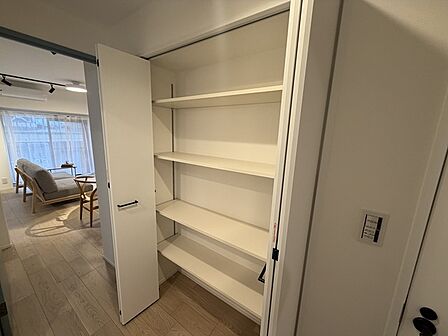 廊下にもワイドな収納